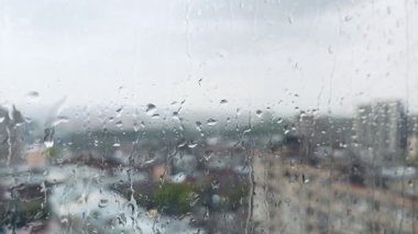 Camda yağmur damlaları var. Makroda kamera olmadan şehir manzarası yüksek kalitede. Yüksek kalite 4k görüntü