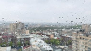 Camda yağmur damlaları var. Akşam manzarası var. Kamera olmadan yüksek kalitede. Yüksek kalite 4k görüntü