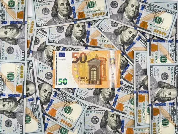 Yeni 50 avroluk banknota karşılık yeni 100 dolarlık banknot. Yüksek kalite fotoğraf