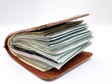 Deri paralı, yeni tarz nakit parası olan 100 dolarlık banknot beyaz arka planda kapanıyor. Yüksek kalite fotoğraf