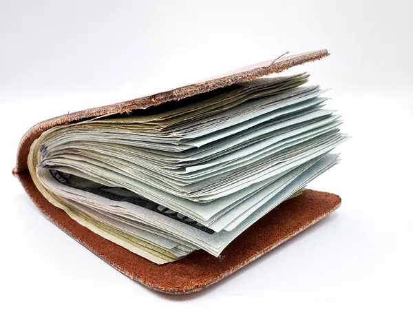 Deri paralı, yeni tarz nakit parası olan 100 dolarlık banknot beyaz arka planda kapanıyor. Yüksek kalite fotoğraf