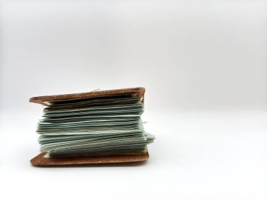 Deri para sahibi, yeni tarz nakit parayla beyaz arka planda 100 dolarlık banknot. Yüksek kalite fotoğraf