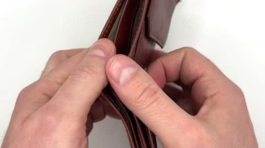 Erkek beyaz eller daha fazla para olmadığını göstermek için cüzdanını açıyor çünkü her şey çok pahalı hale geliyor ve görüntünün ortasındaki beyaz arka plan nesnesinde fakirleşiyor.