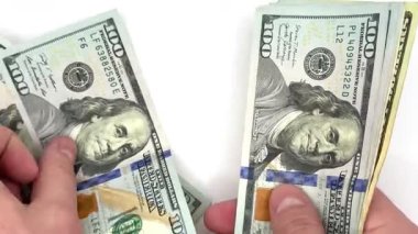 Erkek beyaz eller devlete 100 dolar nakit verir ve sadece 21 doları kendilerine saklarlar. Böylece beyaz arka plan nesnesinde, görüntünün merkezindeki görüntüde yaşayabilirler. Yüksek