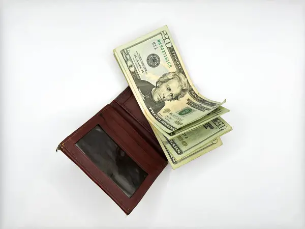 Eski deri kahverengi cüzdan düz bir zeminde ve 20 dolarlık nakit para cüzdanın üstünde yatay bir pozisyonda beyaz arka plan, üst görüş. Yüksek kalite fotoğraf