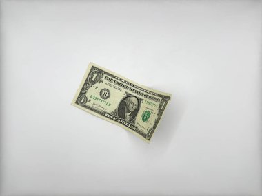 Eski tasarımın bir doları, görüntünün ortasında gereksiz nesneler olmadan beyaz bir zemin üzerinde yatar. Yüzü yukarıdan bakıldığında hafifçe bükülür. Yüksek kalite fotoğraf