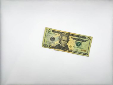 Görüntünün sağ tarafında beyaz arka planda 20 dolarlık eski tarz banknot. Yüksek kalite fotoğraf