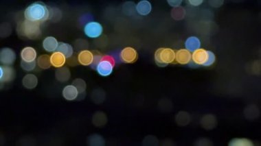 Gece şehri ve polis ışıklarının yanıp sönen kırmızı ve mavi ışıkları yavaş çekimde bulanıklaştı. Yüksek kalite 4k görüntü