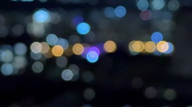 Gece kenti ve polis ışıkları uzakta kırmızı ve mavi parlayan ışıklar bulanıklaştı. Yüksek kalite 4k görüntü