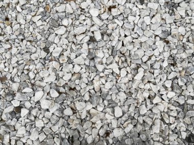 Beyaz ve gri çakıl taşlarından oluşan arka plan ve yere saçılmış küçük taşlar, üst manzara. Yüksek kalite fotoğraf