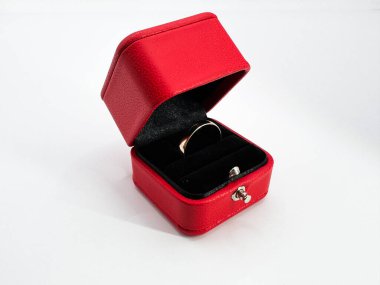 Elmassız altın alyans kırmızı alyans kutusunda açık pozisyondaki dikdörtgen deri merkezde resim üstte. Yüksek kalite fotoğraf