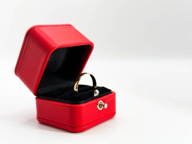 Kırmızı alyanssız alyanssız altın alyans. Açık pozisyondaki dikdörtgen deri. Beyaz arka planda. Yüksek kalite fotoğraf