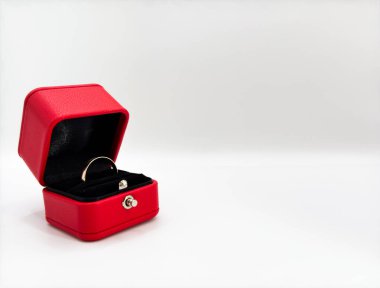 Elmassız altın alyans kırmızı alyans kutusunda, açık pozisyondaki dikdörtgen deride. Yüksek kalite fotoğraf