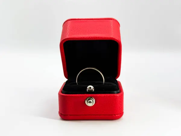 Kırmızı alyanssız altın alyans. Kırmızı alyans kutusunda. Açık konumda dikdörtgen şekilli deri merkezi manzaralı. Yüksek kalite fotoğraf