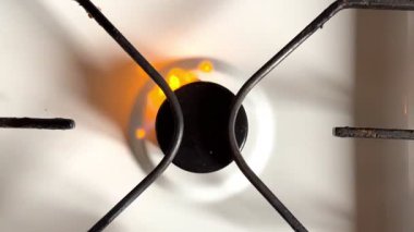 Eski bir gaz sobası parlak bir turuncu, ter ve mavi ateşle yakılır. Rus gaz manzarası kullanılarak, yavaş çekimde. Yüksek kalite 4k görüntü