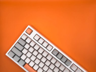 Ofis dairesi manzarası, arka plandaki boş sarı-turuncu alanda harfsiz klavye, iş ve teknoloji konsepti için. Uzayı kopyala Yüksek kalite fotoğraf