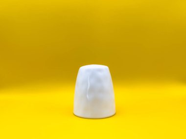 Sarı arka planda tuzluk ve biberlik. Yüksek kalite fotoğraf