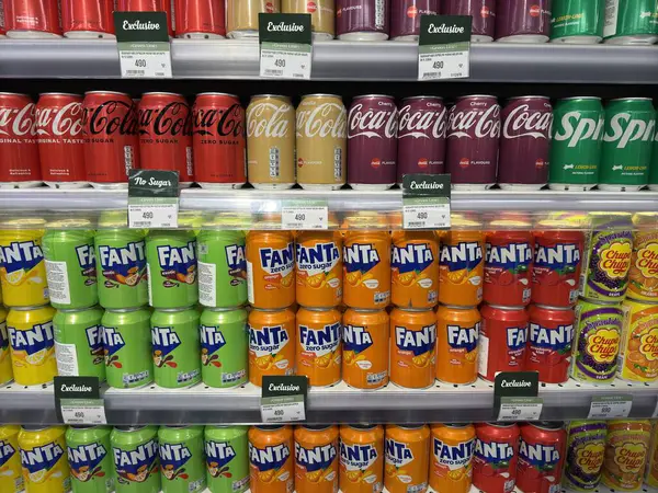  Erivan, Ermenistan - 02 Mayıs 2025: Enerji içecekleri, soda, meşrubat, meyve suyu, karbonatsız, bir süpermarketin raflarında. Satılık soğuk içecekler. Yüksek kalite fotoğraf
