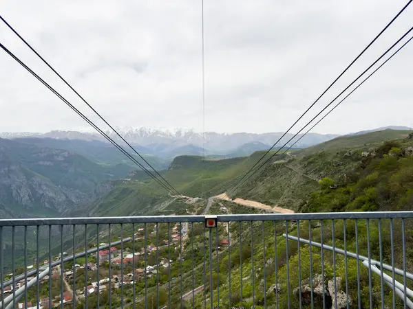 Şehrin yukarısındaki dağların füniküler kabloları kuş bakışı. Yüksek kalite fotoğraf