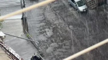 Erivan, Ermenistan - 05 06 2025: Erivan 'da şiddetli yağmur, yolda büyük su birikintisi. Yüksek kalite 4k görüntü