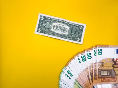 Avroya karşı eski bir dolar, Avrupa ABD 'ye karşı ticaret savaşı, sarı arka plan, üst manzara. Yüksek kalite fotoğraf