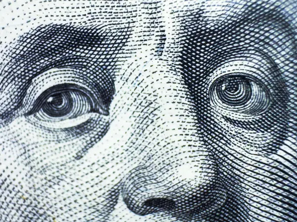 Benjamin Franklins yüz dolarlık banknota bakar. Benjamin Franklin makro ABD dolar banknotu ya da fatura portresi. Yüksek kalite fotoğraf