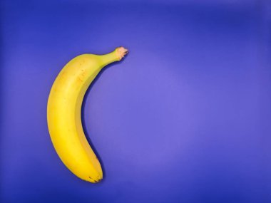 Pastel mavi arka planda beyaz muz şekli. Minimum moda, düz yatak. Albino Farklı Yaratıcılık Yaratıcı Düşünce Fikirleri Konsepti. Serbest uzay düşman metni. Yüksek kalite fotoğraf