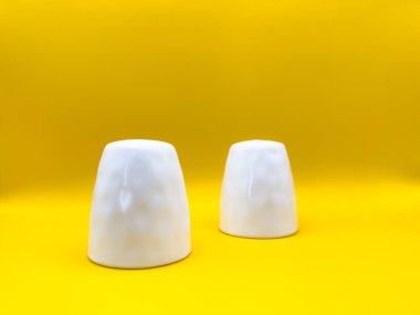 Sarı arka planda tuzluk ve biberlik. Yüksek kalite fotoğraf