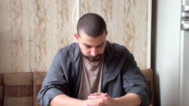 Adam hayal kırıklığı içinde kafasını sağa sola sallıyor, vergisini ödeyecek hiçbir şeyi yok, ağır çekimde. Yüksek kalite 4k görüntü