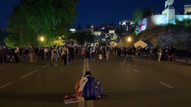 Tiflis, Gürcistan - 9 Mayıs 2025: Tiflis sokaklarında düzenlenen gece gösterisinde AB ve Gürcistan bayrakları taşıyan kalabalık Avrupa entegrasyonunu tutkuyla destekliyor. Yüksek kalite 4k görüntü