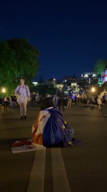 Tiflis, Gürcistan - 9 Mayıs 2025: Tiflis sokaklarında düzenlenen gece gösterisinde AB ve Gürcistan bayrakları taşıyan kalabalık Avrupa entegrasyonunu tutkuyla destekliyor. Yüksek kalite 4k görüntü