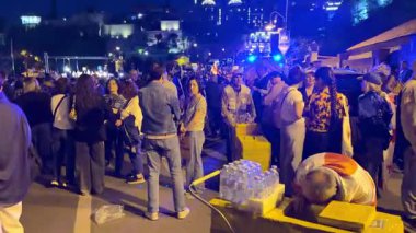 Tiflis, Gürcistan - 9 Mayıs 2025: Tiflis sokaklarında düzenlenen gece gösterisinde AB ve Gürcistan bayrakları taşıyan kalabalık Avrupa entegrasyonunu tutkuyla destekliyor. Yüksek kalite 4k görüntü