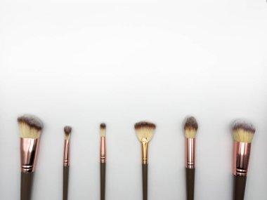 Beyaz arka planda birkaç makyaj fırçası var. Kopya alanı, düz alan, üst manzara. Yüksek kalite fotoğraf