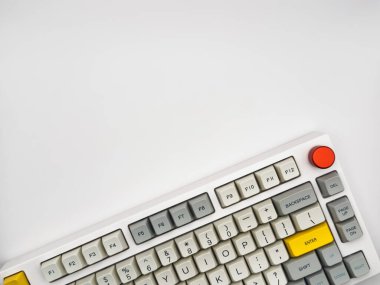 Modern mekanik klavye beyaz arkaplanda kırmızı düğmeyle izole edildi. Minimal stil ve tasarım klavyesi. Renkli anahtar kapağı. Manzara çok güzel. Yüksek kalite fotoğraf
