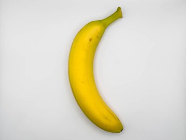 Beyaz arka planda izole edilmiş sarı muzlar, çok iştah açıcı taze meyve, fotokopi alanı, düz yatak, üst manzara. Yüksek kalite fotoğraf