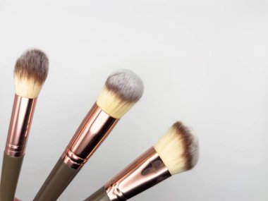 Kozmetik ürünleri için fırça beyaz arka planda izole edilir. Cilt bakımı, kopyalama alanı, düz konum, üst görünüm. Yüksek kalite fotoğraf