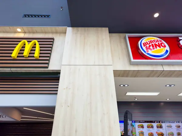 Tiflis, Georgia, 09 Mayıs 2025, McDonalds fast food restoranı ve Burger King fast food restoran tabelaları Tiflis, Georgia 'daki alışveriş merkezinin dış duvarında. Yüksek kalite fotoğraf