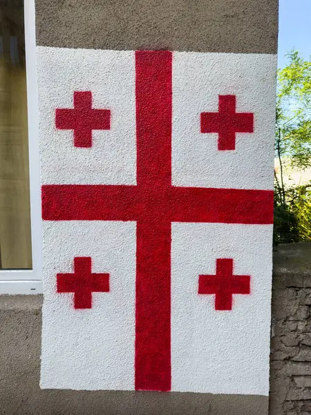 Tiflis, Gürcistan, 10 Mayıs 2025: Gürcistan 'ın Tiflis kentindeki bir Gürcistan bayrağının duvarına grafiti. Yüksek kalite fotoğraf