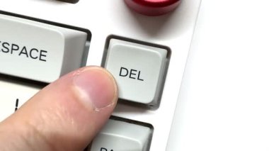 Parmak, Sil düğmesine beyaz klavyede üst görünümde defalarca basar. Yüksek kalite 4k görüntü