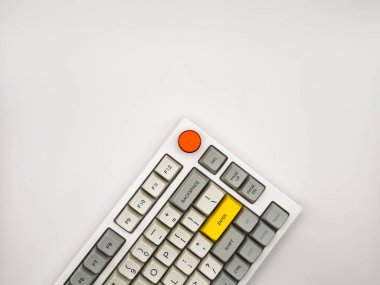 Beyaz arka planda beyaz klavye, reklam için parlak kırmızı ve sarı tuşlar, metin için boşluk, üst görünüm. Yüksek kalite fotoğraf