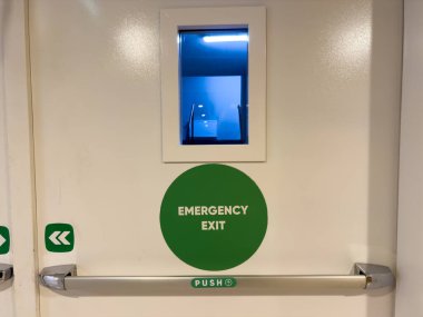 Yangın ve güvenlik önleme ya da önleme ve kurtarma durumunda tahliye için binanın girişinde ya da kapısında yeşil yangın çıkışı ya da yangın çıkışı var. Yüksek kalite fotoğraf