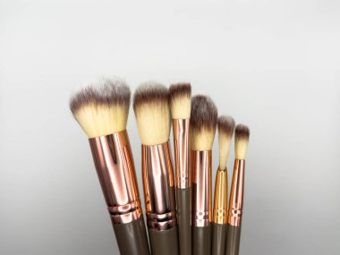 Beyaz arka planda kozmetik makyaj fırçası. Makyaj için kozmetik ürün. Yaratıcı ve güzel moda konsepti. Moda. Makyaj fırçası koleksiyonu, üst manzara, afiş. Mesaj için yer. MOCAP. Yüksek kalite fotoğraf