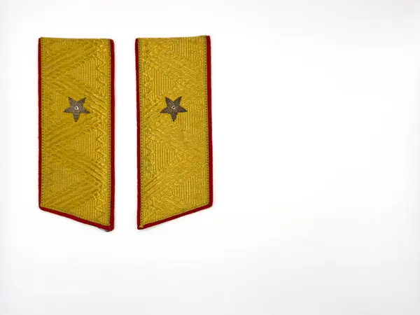 SSCB 'nin askeri omuz askıları, ordunun omuzlarında omuz askıları, beyaz arka planda altın omuz askıları. Yüksek kalite fotoğraf
