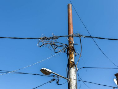 Georgia 'da elektrik şebekesi. Tiflis şehrinde beton elektrik direkleri. Transformatörlerden inin. Yüksek kalite fotoğraf