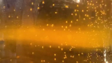 İçkinin tepesine çıkan kabarcıklar, camın arkasından gören, makro ateş eden, kopyalayan alan. Yüksek kalite 4k görüntü