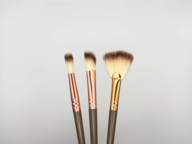 Makyaj ve kirpik fırçaları için çeşitli profesyonel kadın kozmetik fırçalarının düz üst görünümü beyaz arka plan, kozmetik konsepti, makyaj konsepti, metnin için uzay resmini kopyalamak. Yüksek kalite fotoğraf