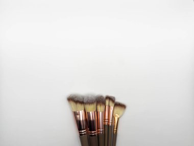 Makyaj fırçalarının yukarıdan çekimleri beyaz arka planda, kopyalama alanı ile izole edildi. Yüksek kalite fotoğraf