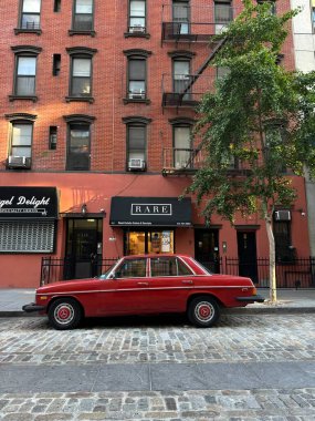 New York, ABD - 09.10.2024: New York eski kırmızı araba ve Kafe Rare. Yüksek kalite fotoğraf