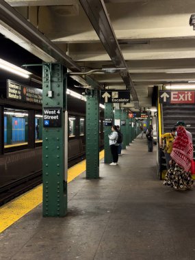 New York, ABD - 09.10.2024 New York metro istasyonu, yeraltı taşımacılığı. Yüksek kalite fotoğraf
