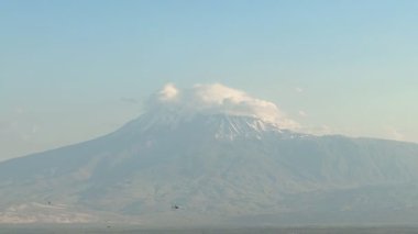Türk NATO savaş uçağı Ermenistan 'daki Ararat ve Erivan Dağı yakınlarındaki bir kentin üzerinden uçuyor. Orta Doğu. 06.16.2025